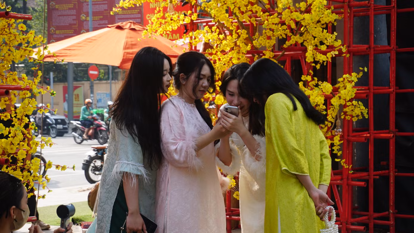 Các bạn trẻ check-in ở Lễ hội Tết Việt 2025.
