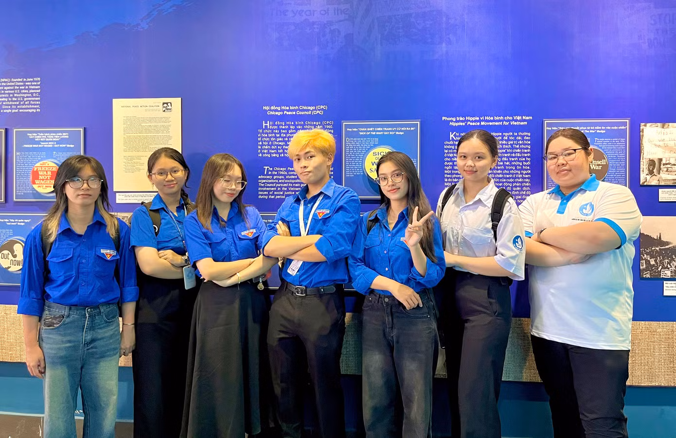 Nhóm sinh viên đến tham quan, tìm hiểu về bảo tàng.