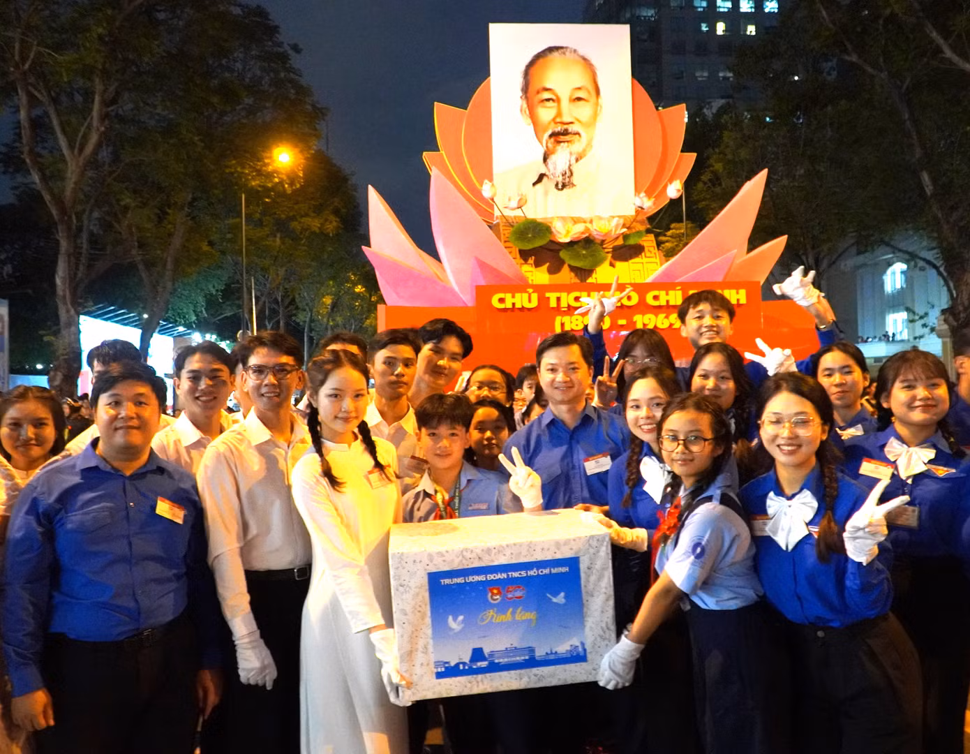 Anh Nguyễn Minh Triết và đoàn công tác tặng quà các bạn học sinh, sinh viên, thanh niên tham gia buổi Tổng hợp luyện Lễ diễu binh, diễu hành tối ngày 25/4.