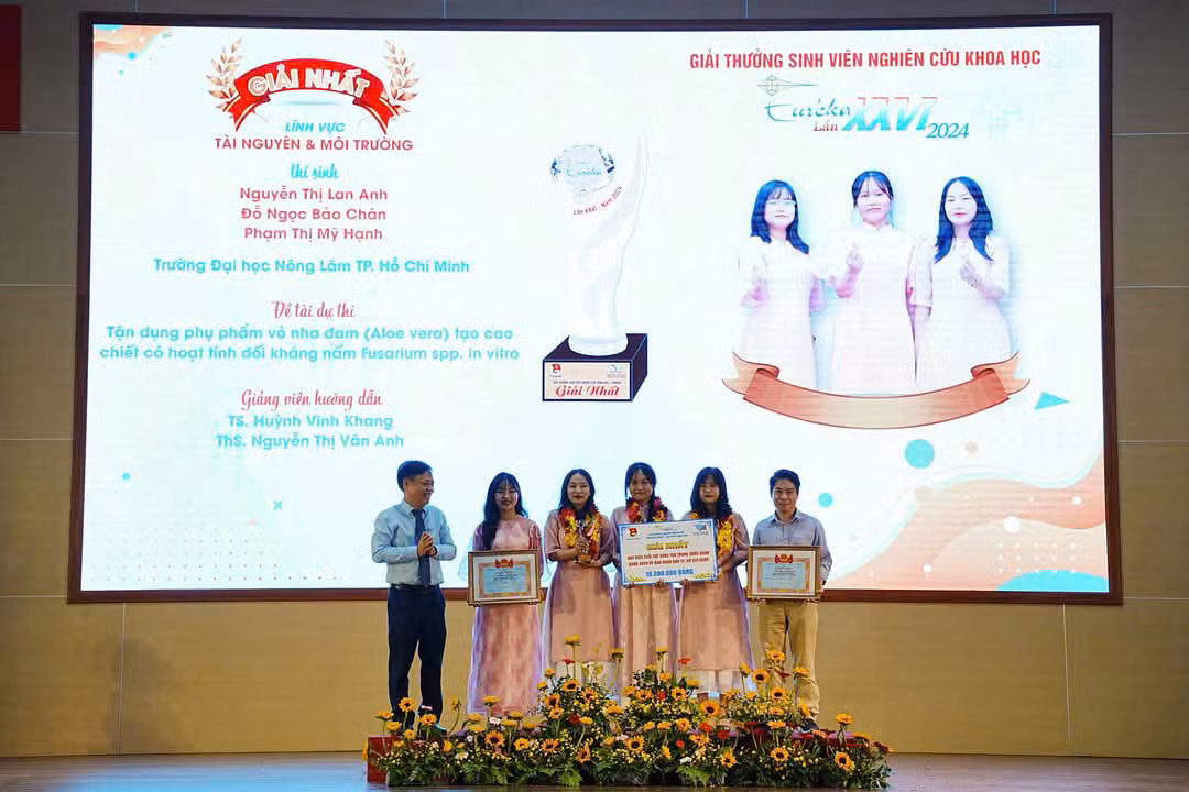 Nhóm đã xuất sắc giành giải Nhất, Giải thưởng Sinh viên nghiên cứu khoa học Euréka 2024, lĩnh vực Tài nguyên và Môi trường. Nhóm đã xuất sắc giành giải Nhất, Giải thưởng Sinh viên nghiên cứu khoa học Euréka 2024, lĩnh vực Tài nguyên và Môi trường.