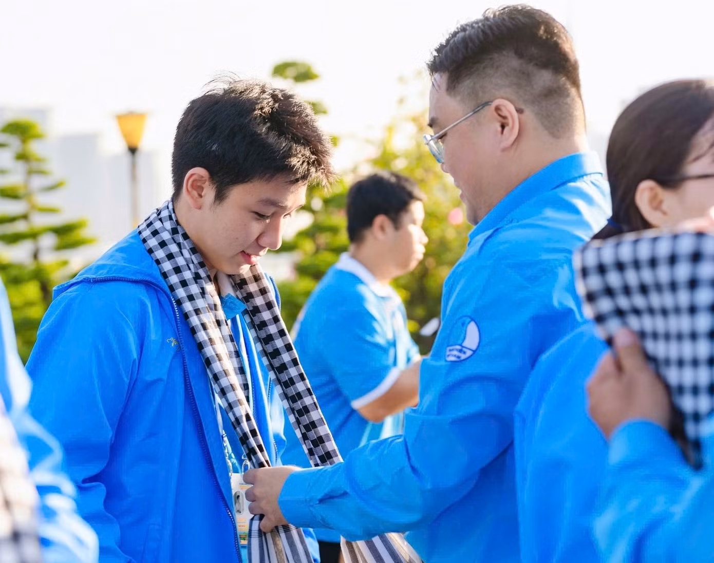 Anh Ngô Minh Hải - Bí thư Thành Đoàn, Chủ tịch Hội Sinh viên TP. HCM trao khăn cho các đại biểu. (Ảnh: TLTĐ) Anh Ngô Minh Hải - Bí thư Thành Đoàn, Chủ tịch Hội Sinh viên TP. HCM trao khăn cho các đại biểu. (Ảnh: TLTĐ)