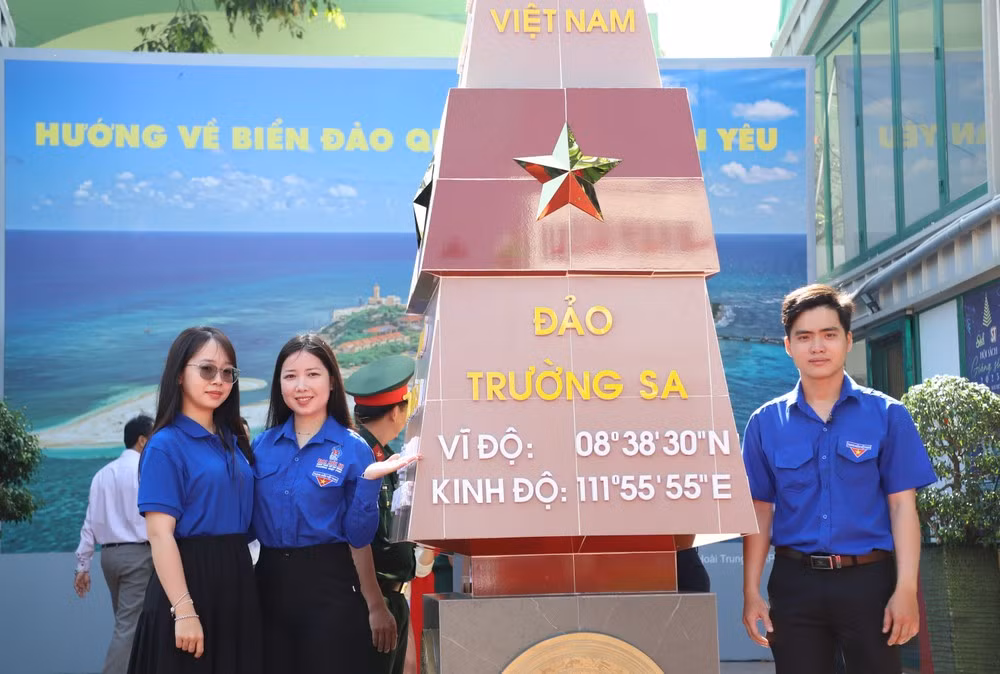 Bạn trẻ chụp hình cùng biểu tượng Cột mốc chủ quyền đảo Trường Sa tại không gian Đường sách TP. Thủ Đức. (Ảnh: Ngô Tùng)