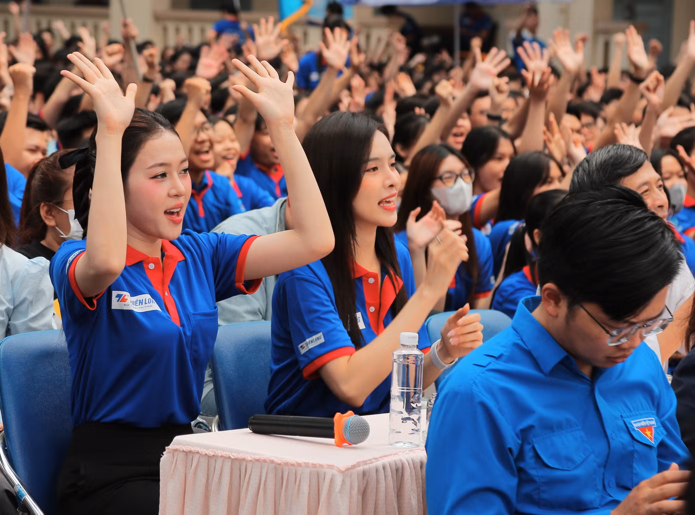 Sinh viên tình nguyện hào hứng tại Lễ ra quân chương trình 'Tiếp sức mùa thi' 2025. (Ảnh: TLTĐ)