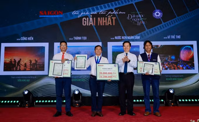 Ông Mai Văn Chính - Ủy viên T.Ư Đảng, Phó Thủ tướng Chính phủ trao giải cho các tác giả và tác phẩm đoạt giải Nhất.