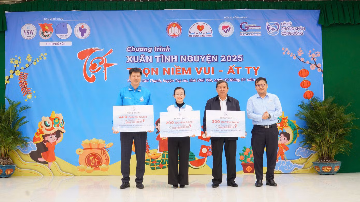 Ông Nguyễn Thanh Hân - Giám đốc Trung tâm Công tác Xã hội Thanh thiếu niên Việt Nam trao tặng sách 'Công tác Xã hội trong trái tim tôi' cho Tỉnh Đoàn - Hội LHTN tỉnh Phú Yên, cán bộ Đoàn - Hội trên địa bàn huyện Tuy An và trường THPT Trần Phú. Ông Nguyễn Thanh Hân - Giám đốc Trung tâm Công tác Xã hội Thanh thiếu niên Việt Nam trao tặng sách 'Công tác Xã hội trong trái tim tôi' cho Tỉnh Đoàn - Hội LHTN tỉnh Phú Yên, cán bộ Đoàn - Hội trên địa bàn huyện Tuy An và trường THPT Trần Phú.