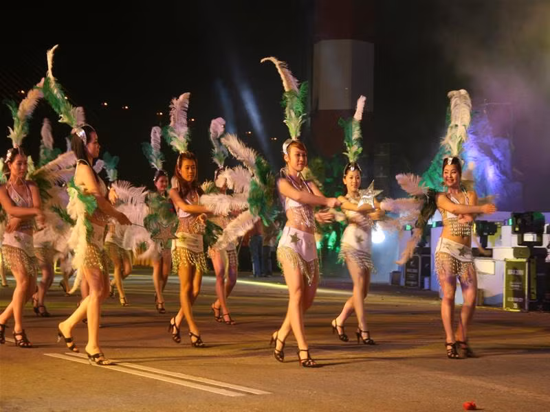 Đoàn du thuyền xếp hàng cổ vũ Carnaval. Vũ công khoe sắc. Ảnh : BK-TD Vũ công làm duyên trước ống kính. Ảnh : BK-TD Đi cà kheo Vũ điệu cháy bỏng Carnaval Hàng vạn khán giả chào đón Carnaval. Ảnh : BK-TD Màn pháo hoa rực rỡ kết thúc lễ hội. Ảnh : BK-TD