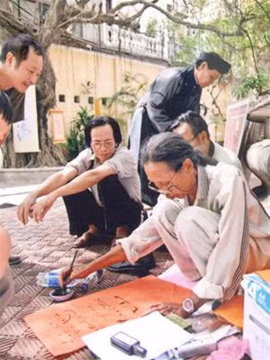 Nhà thơ Văn Thùy viết thư pháp tại sân Văn Miếu (2007)