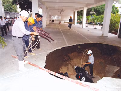 Sụt đất trong khuôn viên Sở Ngoại vụ thành phố Hồ Chí Minh năm 2008 