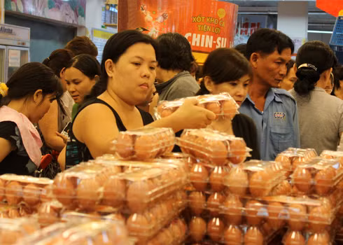 Sức mua Tết Nhâm Thìn đã có dấu hiệu giảm nên không ít doanh nghiệp lo ngại sức mua Tết Quý Tỵ không sung mãn. Ảnh: Vũ Lê
