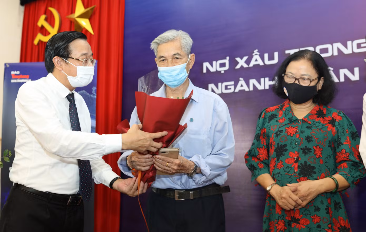 Đại diện đơn vị tổ chức tặng hoa các đại biểu tham dự buổi tọa đàm