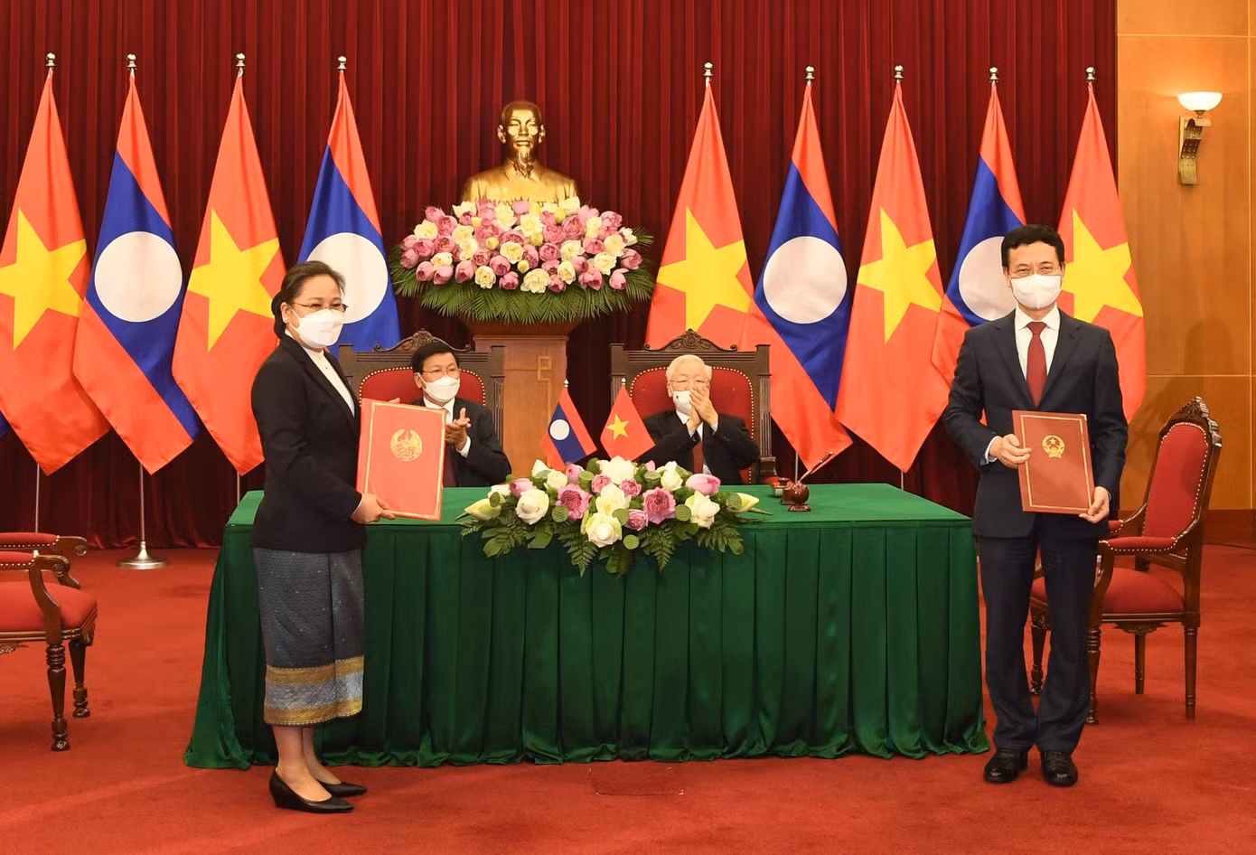 Tổng Bí thư Nguyễn Phú Trọng và Tổng Bí thư, Chủ tịch nước Lào Thongloun Sisoulith chứng kiến lễ ký các văn kiện hợp tác. (Ảnh: Như Ý)