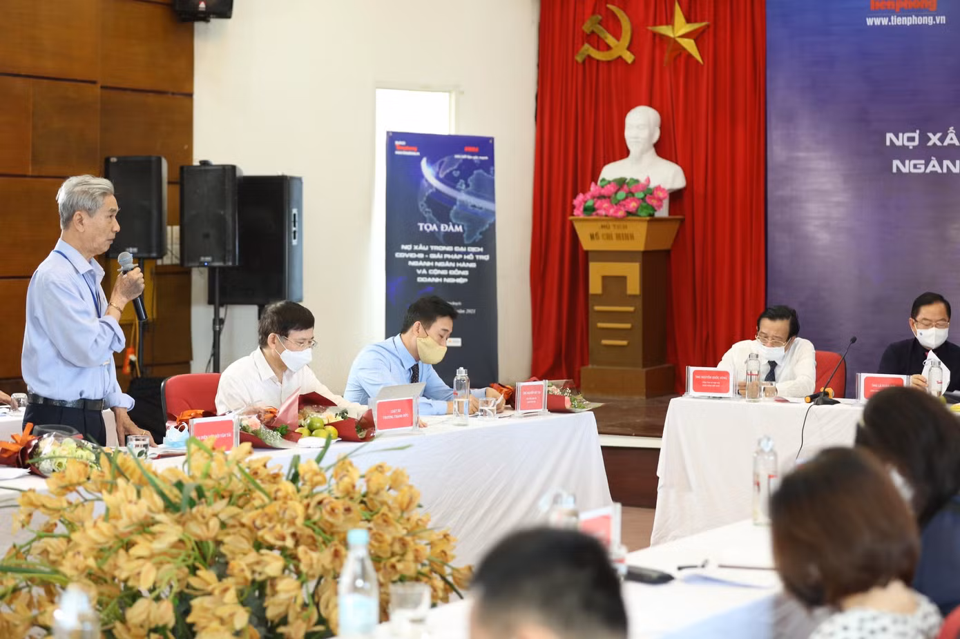 Các đại biểu trao đổi tại buổi tọa đàm