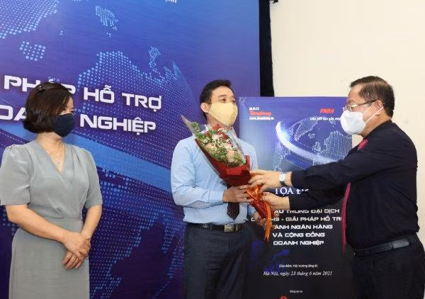 Đại diện đơn vị tổ chức tặng hoa các đại biểu tham dự buổi tọa đàm