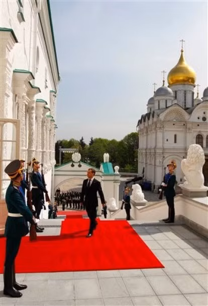 Tổng thống mãn nhiệm Medvedev bước vào điện Kremlin