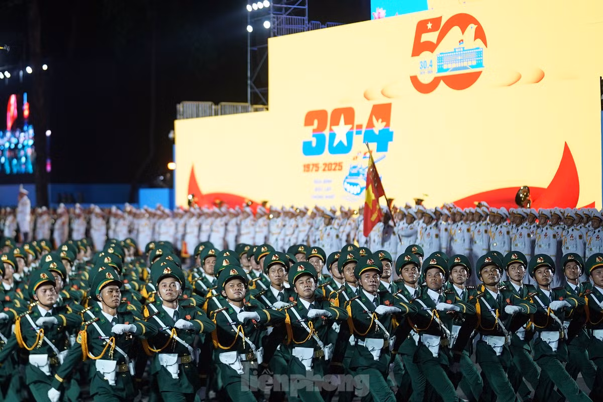 Loạt góc nghiêng "sắc lẹm", thẳng tắp của đội ngũ duyệt binh khiến mạng xã hội "dậy sóng". Ảnh: TPO. Loạt góc nghiêng "sắc lẹm", thẳng tắp của đội ngũ duyệt binh khiến mạng xã hội "dậy sóng". Ảnh: TPO.