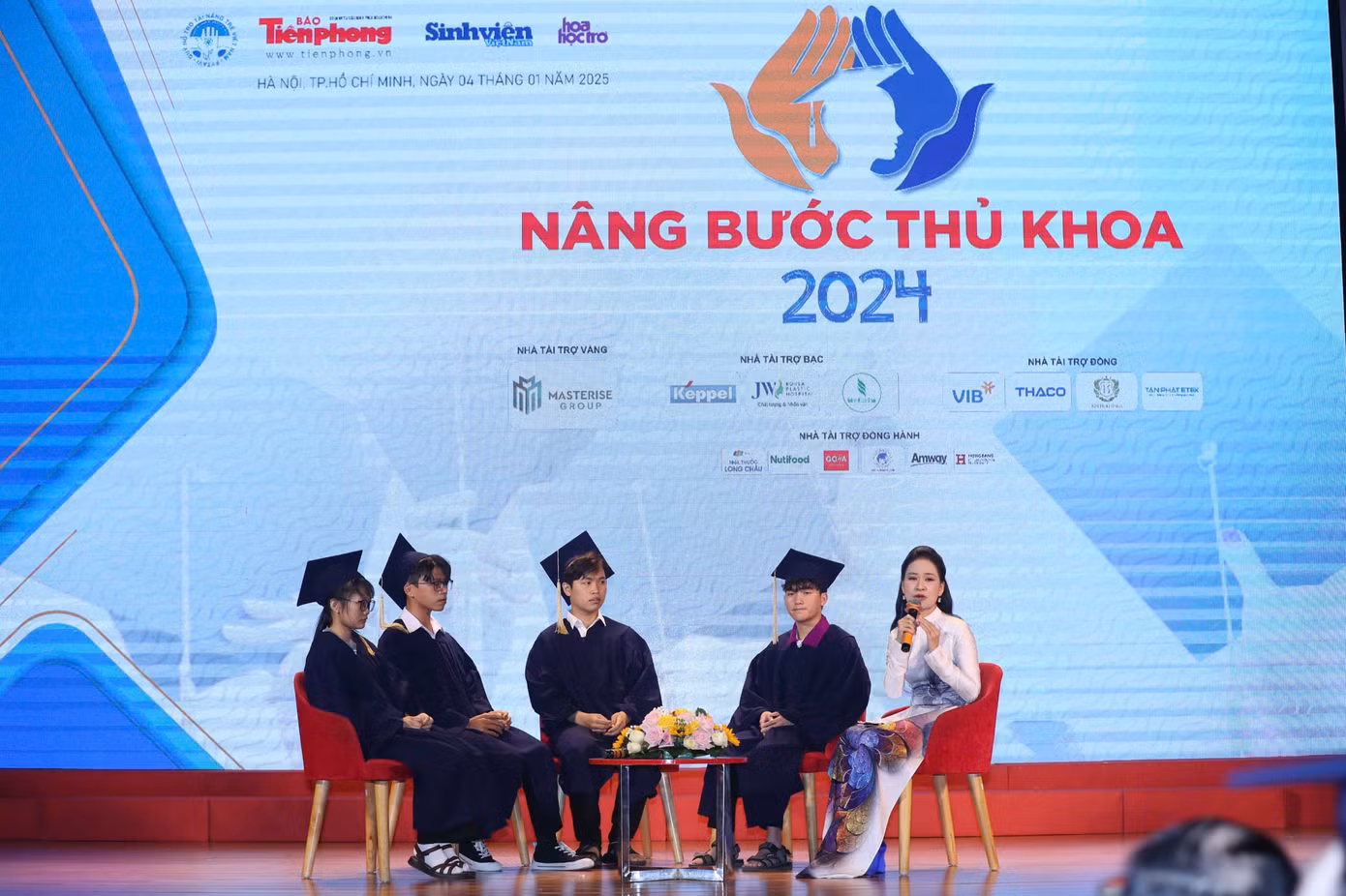 Mỗi tân thủ khoa, á khoa đều mang đến những câu chuyện khiến hội trường nể phục.