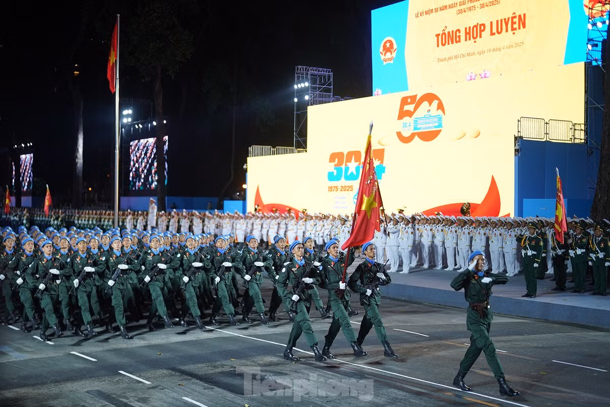 Loạt góc nghiêng "sắc lẹm", thẳng tắp của đội ngũ duyệt binh khiến mạng xã hội "dậy sóng". Ảnh: TPO. Loạt góc nghiêng "sắc lẹm", thẳng tắp của đội ngũ duyệt binh khiến mạng xã hội "dậy sóng". Ảnh: TPO.