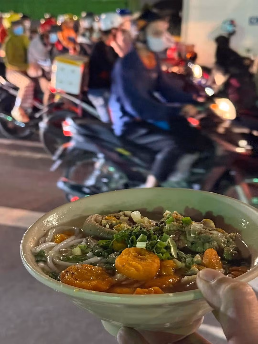 Phần ăn đầy đặn, nóng hổi của chủ quán ăn khiến nhiều người ấm lòng bởi tinh thần tương thân, tương ái của bà con miền Tây. Ảnh: Nguyễn Lê Duy An.