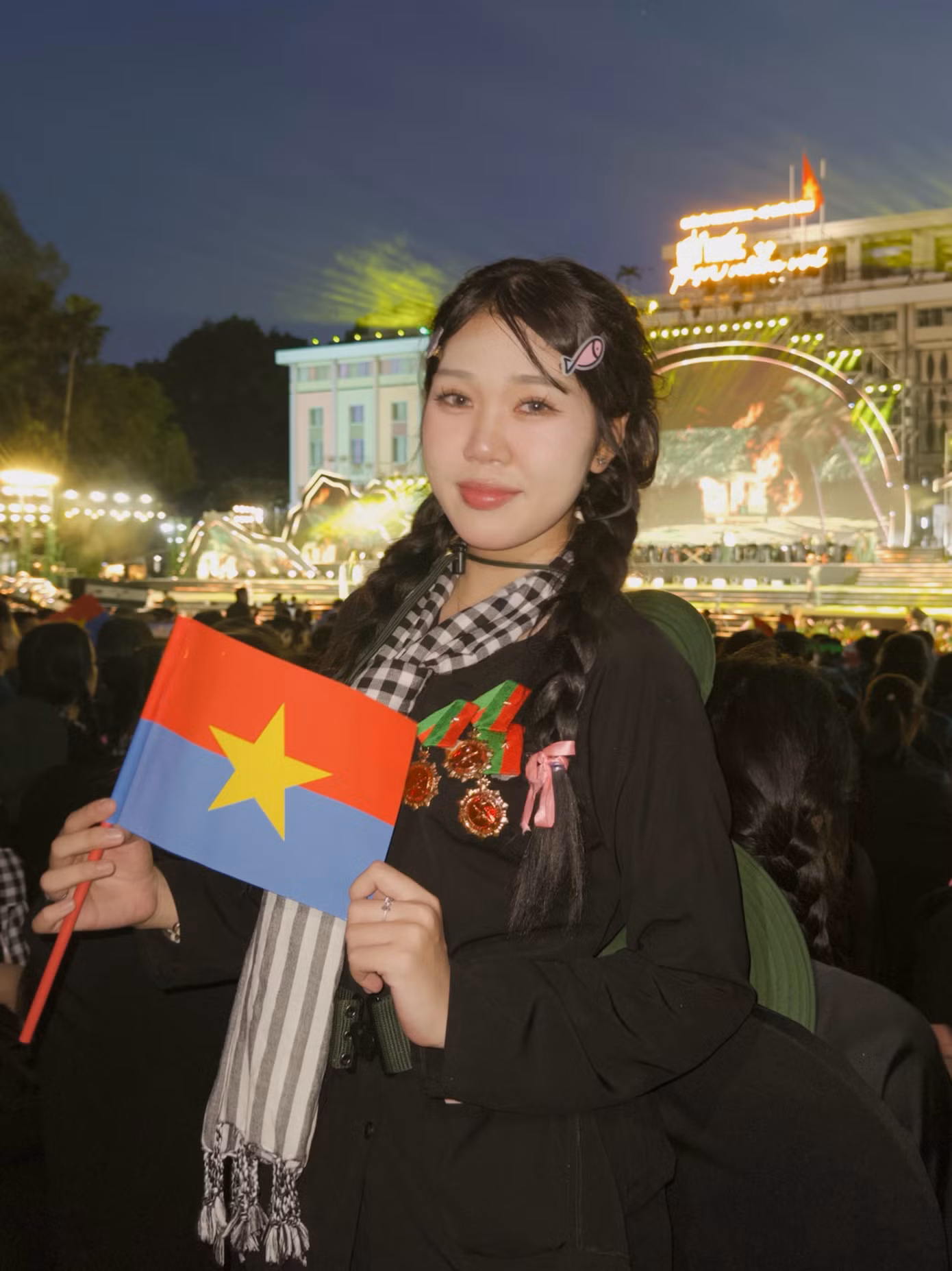 Không chỉ sinh cùng một ngày, học cùng nhau từ cấp 1 đến cấp 3, đôi bạn Trung Hiếu và Thảo Ly còn đồng hành cùng nhau trong chiến dịch A50 đầy vinh dự. Ảnh: NVCC.