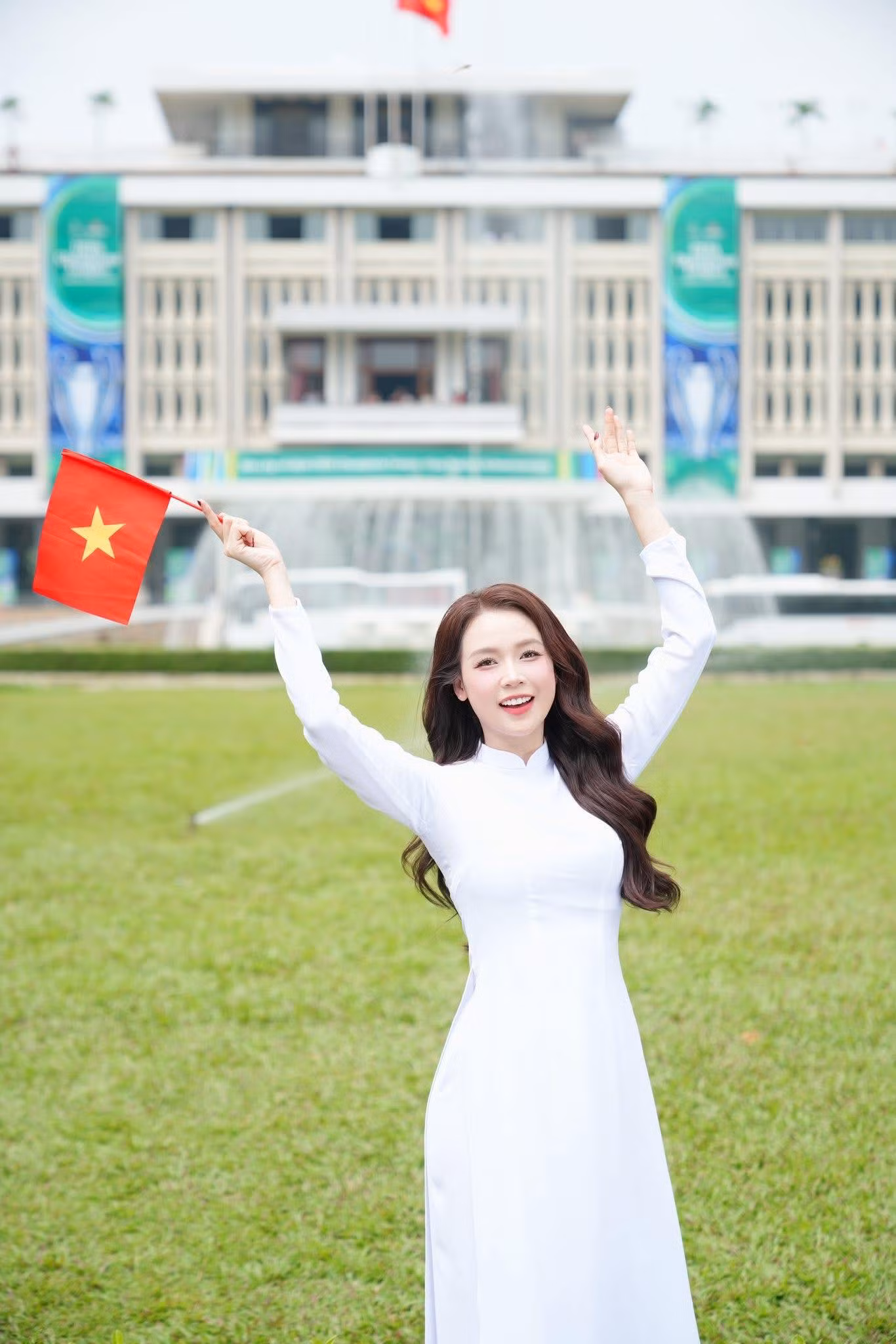 Từ Hà Nội đến Huế, TP.HCM, áo dài trắng đã xuất hiện tại các địa điểm mang tính biểu tượng: Lăng Bác, chùa Thiên Mụ, Dinh Độc Lập. Ảnh: Quang Tây.
