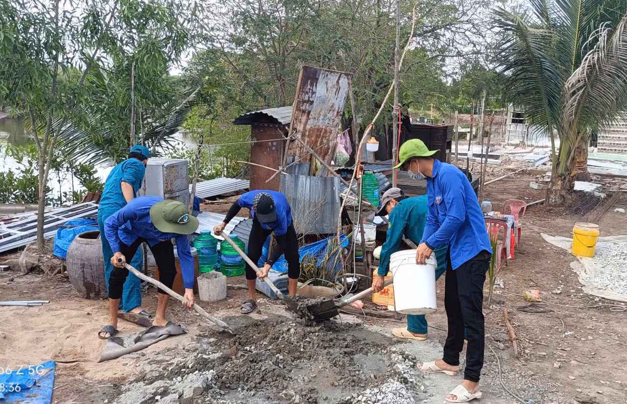 Các đội hình MT69 đã ra quân vệ sinh môi trường xoá các điểm đen rác thải, thu gom rác thải trên tuyến quốc lộ, vớt rác trên sông. Các đội hình MT69 đã ra quân vệ sinh môi trường xoá các điểm đen rác thải, thu gom rác thải trên tuyến quốc lộ, vớt rác trên sông.