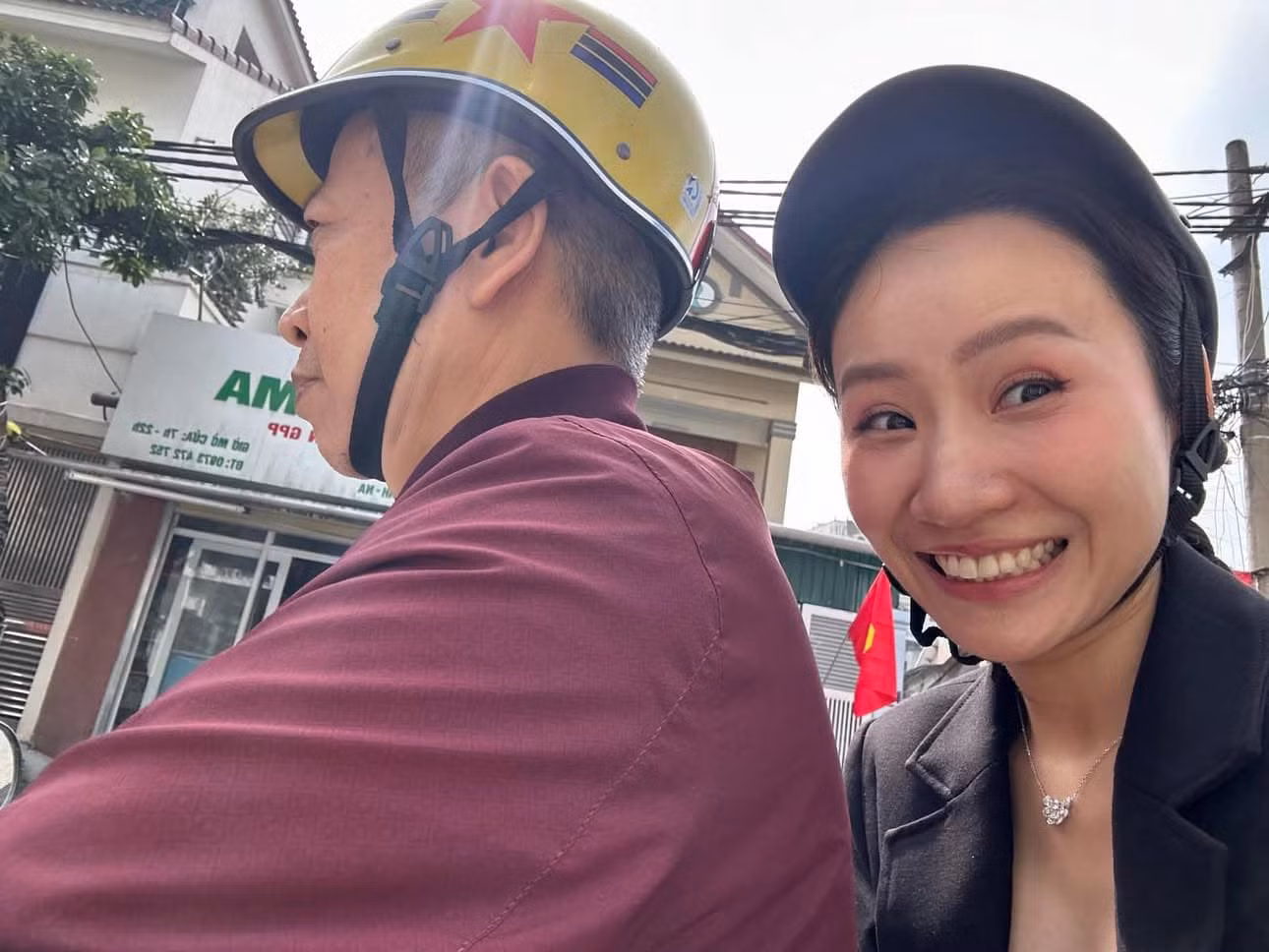 Cô nàng được bố "hộ tống" đi uốn mi khiến nhiều bạn ganh tị vì "thắng đời".