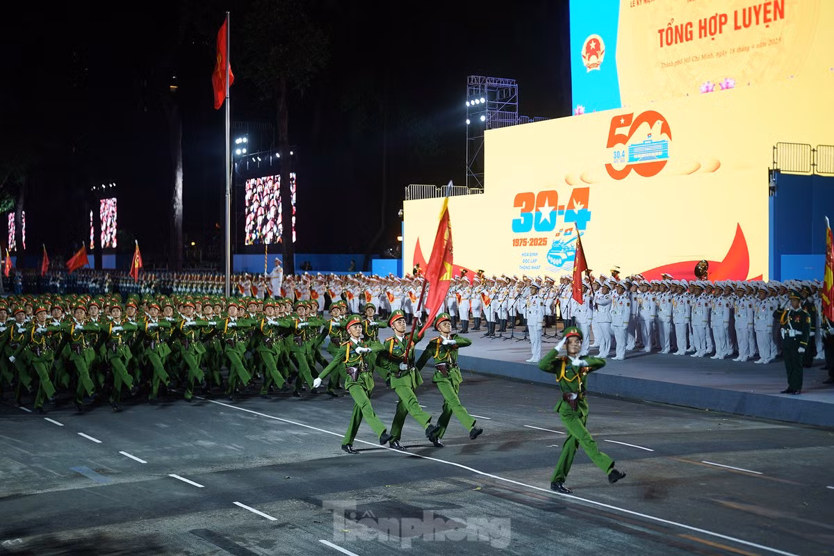 Loạt góc nghiêng "sắc lẹm", thẳng tắp của đội ngũ duyệt binh khiến mạng xã hội "dậy sóng". Ảnh: TPO. Loạt góc nghiêng "sắc lẹm", thẳng tắp của đội ngũ duyệt binh khiến mạng xã hội "dậy sóng". Ảnh: TPO.
