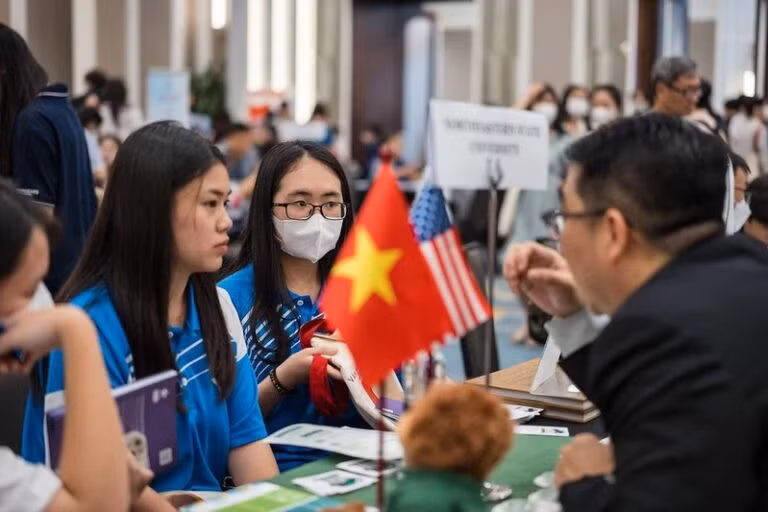 Mức điểm 6.5 vẫn là một số điểm IELTS không hề thấp cho những người chỉ dùng tiếng Anh như một công cụ giao tiếp thay vì nghiên cứu chuyên sâu. Ảnh minh hoạ từ Internet. Mức điểm 6.5 vẫn là một số điểm IELTS không hề thấp cho những người chỉ dùng tiếng Anh như một công cụ giao tiếp thay vì nghiên cứu chuyên sâu. Ảnh minh hoạ từ Internet.