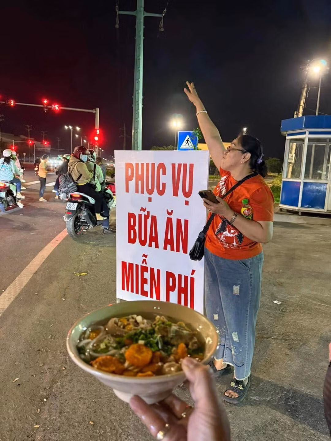 Phần ăn đầy đặn, nóng hổi của chủ quán ăn khiến nhiều người ấm lòng bởi tinh thần tương thân, tương ái của bà con miền Tây. Ảnh: Nguyễn Lê Duy An.