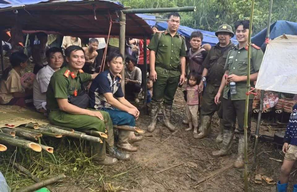 Trưởng thôn Ma Seo Chứ (áo đen, quần xanh) đã thành công giúp hơn 117 người dân thôn Kho Vàng tránh được thảm họa sạt lở. Ảnh: Báo Lào Cai. Trưởng thôn Ma Seo Chứ (áo đen, quần xanh) đã thành công giúp hơn 117 người dân thôn Kho Vàng tránh được thảm họa sạt lở. Ảnh: Báo Lào Cai.