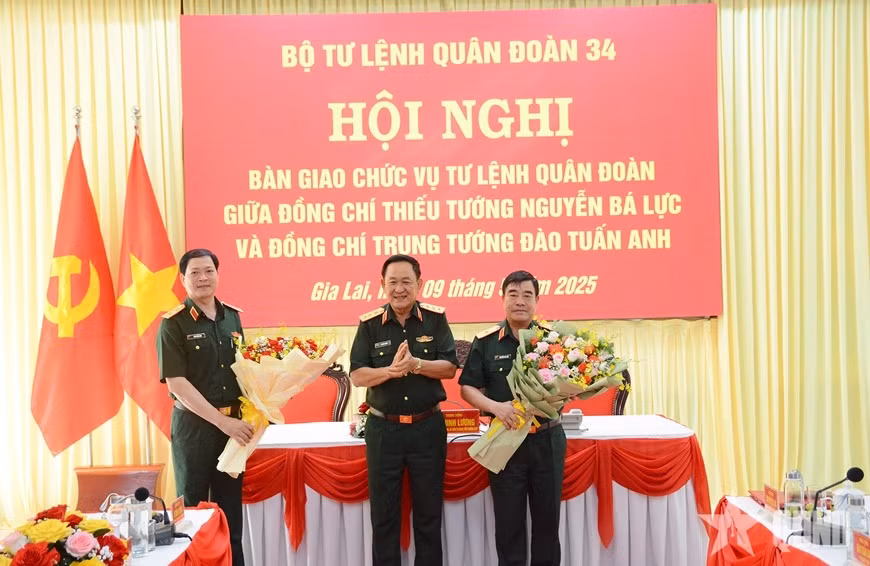 Thượng tướng Võ Minh Lương tặng hoa chúc mừng Thiếu tướng Nguyễn Bá Lực và Trung tướng Đào Tuấn Anh. Ảnh: QĐND.