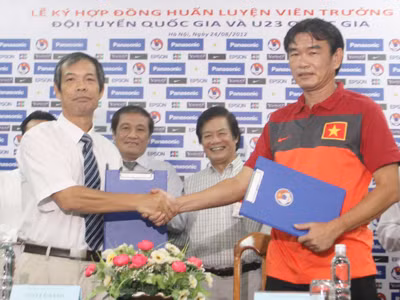 Nắm một lúc 3 đội bóng, trong đó có 2 ĐT, HLV Thanh Hùng phải chịu nhiều sức ép. Ảnh: VSI