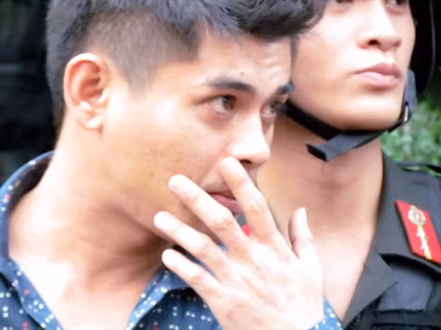 Một trong những đối tượng bị cảnh sát tạm giữ..