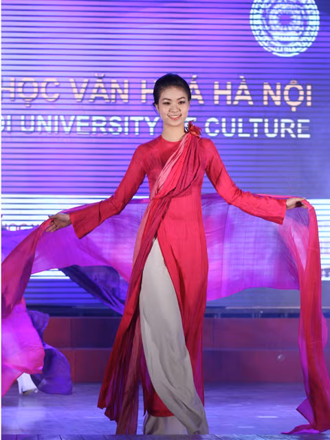 Trẻ trung với tà áo dài được cách điệu