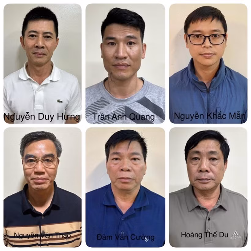 Bị can Nguyễn Duy Hưng (áo trắng) cùng một số bị can trong vụ án.