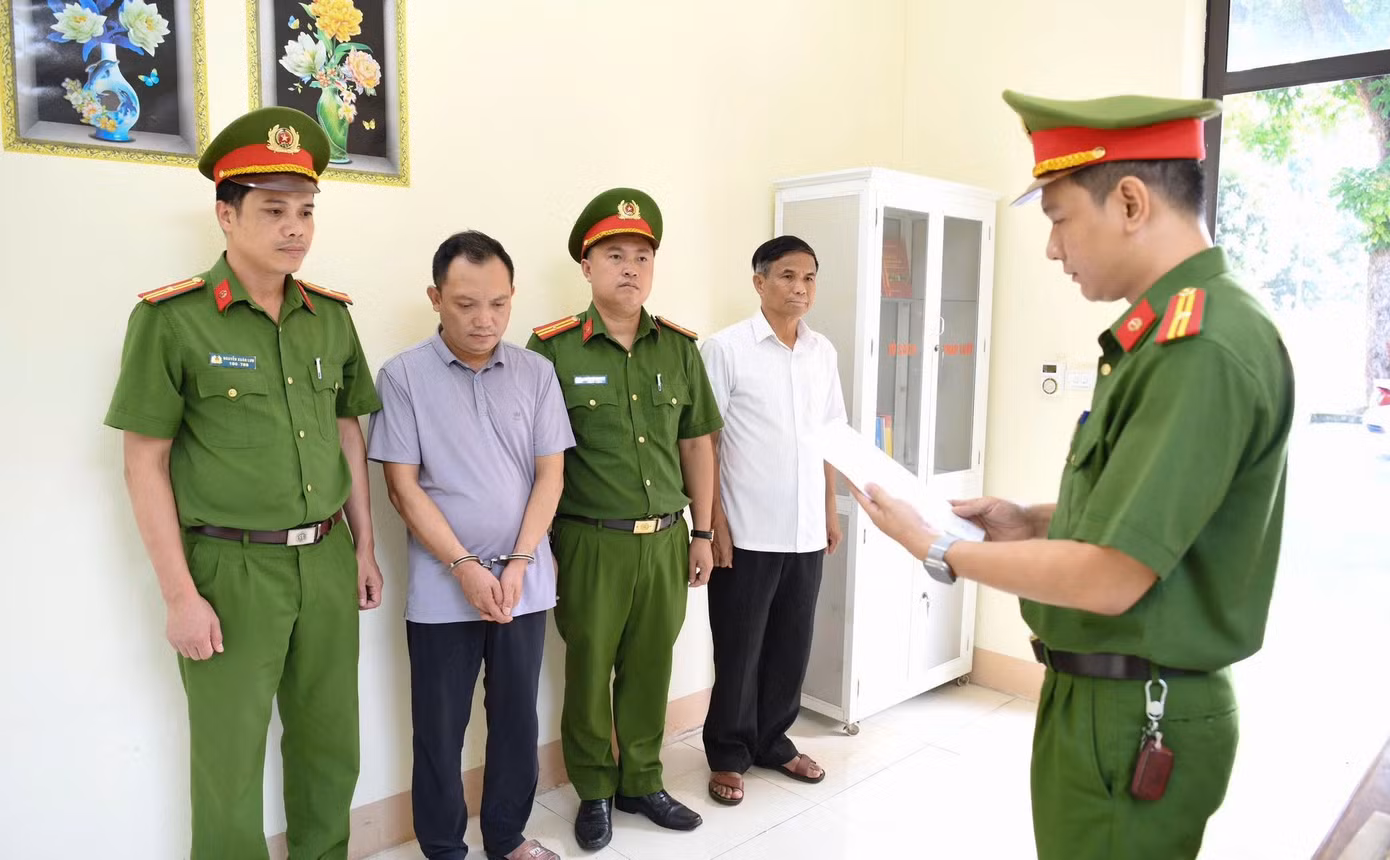 Công an tỉnh Phú Thọ thi hành lệnh bắt tạm giam đối tượng Đường Văn Thiết. Công an tỉnh Phú Thọ thi hành lệnh bắt tạm giam đối tượng Đường Văn Thiết.