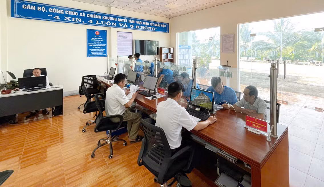 Ghi nhận trong ngày đầu tiên, các thủ tục của người dân được lực lượng đoàn viên thanh niên hỗ trợ gồm hướng dẫn vào Cổng dịch vụ công Quốc gia; hướng dẫn cài đặt, hỗ trợ cài đặt và sử dụng ứng dụng VNeID; hỗ trợ các thủ tục kê khai hành chính... Ghi nhận trong ngày đầu tiên, các thủ tục của người dân được lực lượng đoàn viên thanh niên hỗ trợ gồm hướng dẫn vào Cổng dịch vụ công Quốc gia; hướng dẫn cài đặt, hỗ trợ cài đặt và sử dụng ứng dụng VNeID; hỗ trợ các thủ tục kê khai hành chính...