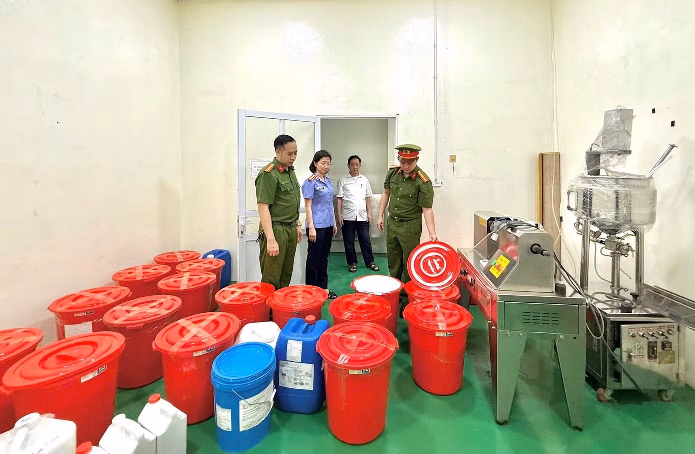 Lực lượng chức năng khám xét nơi sản xuất hàng giả. Lực lượng chức năng khám xét nơi sản xuất hàng giả.