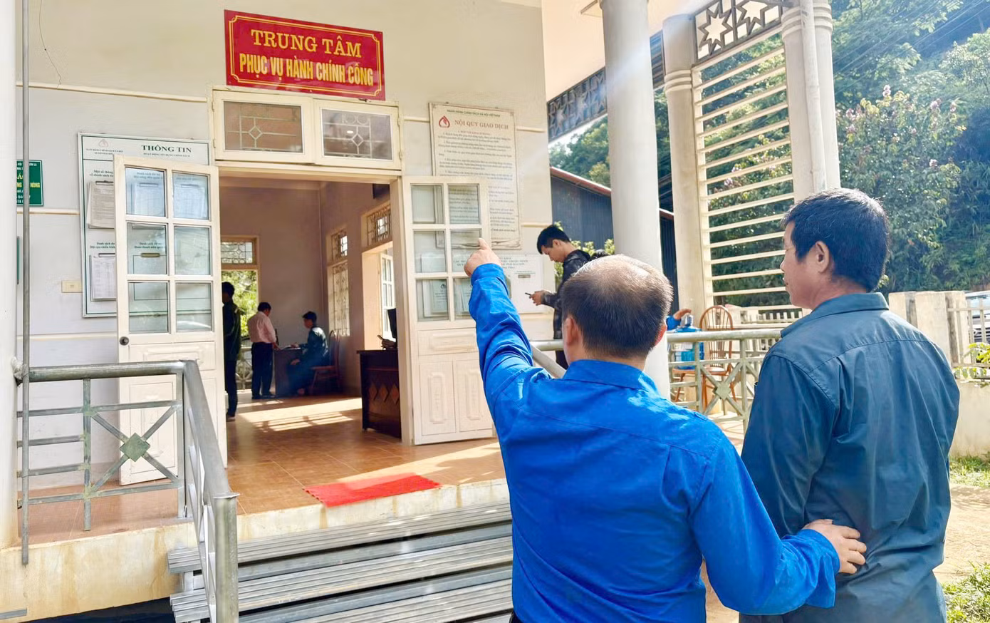 “Việc được đoàn viên thanh niên hướng dẫn, hỗ trợ đồng bào làm thủ tục hành chính sẽ giúp việc giải quyết thủ tục hành chính cho người dân nhanh hơn. Đặc biệt, khi đoàn viên thanh niên hướng dẫn người dân cụ thể các bước làm thủ tục hành chính, giúp họ thành thạo thực hiện các thủ tục hành chính sau này”, ông Vi Tuấn Bảo cho hay. “Việc được đoàn viên thanh niên hướng dẫn, hỗ trợ đồng bào làm thủ tục hành chính sẽ giúp việc giải quyết thủ tục hành chính cho người dân nhanh hơn. Đặc biệt, khi đoàn viên thanh niên hướng dẫn người dân cụ thể các bước làm thủ tục hành chính, giúp họ thành thạo thực hiện các thủ tục hành chính sau này”, ông Vi Tuấn Bảo cho hay.