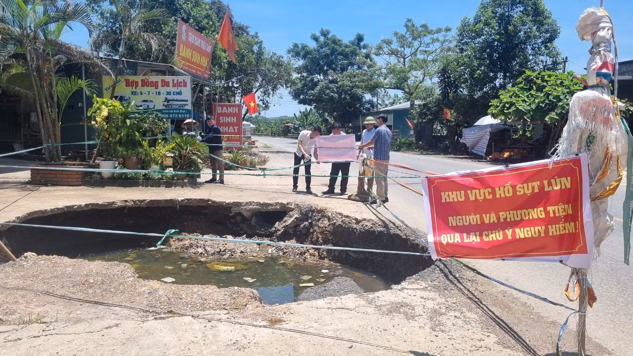 Cán bộ xã Thượng Cốc căng dây, đặt cảnh bảo nguy hiểm tạm thời. Cán bộ xã Thượng Cốc căng dây, đặt cảnh bảo nguy hiểm tạm thời.