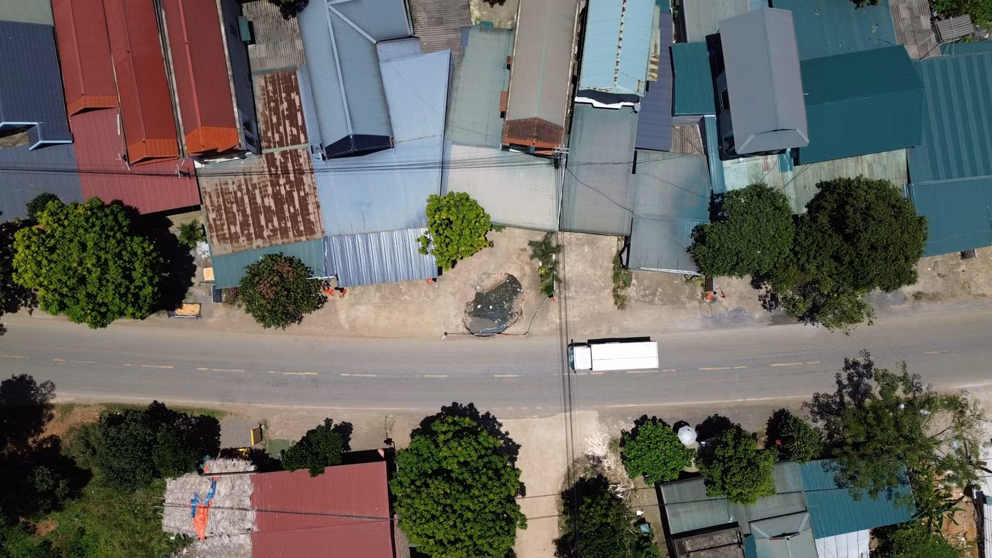 Hố sụt lún ngay bên quốc lộ 12B. Hố sụt lún ngay bên quốc lộ 12B.