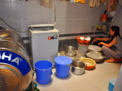 Hứng và trữ nước bằng đủ loại vật dụng