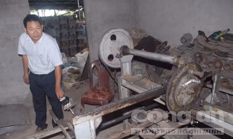 Nông dân chân đất sáng chế máy tách vỏ cà phê ảnh 1