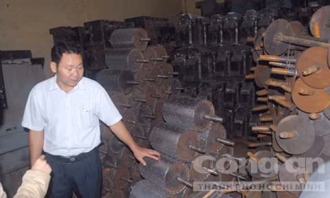 Nông dân chân đất sáng chế máy tách vỏ cà phê ảnh 2