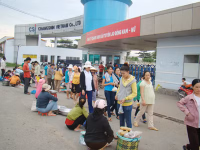 Thịt, rau được bày bán trên mặt đường, ngay cổng một KCN ở Đồng Nai
