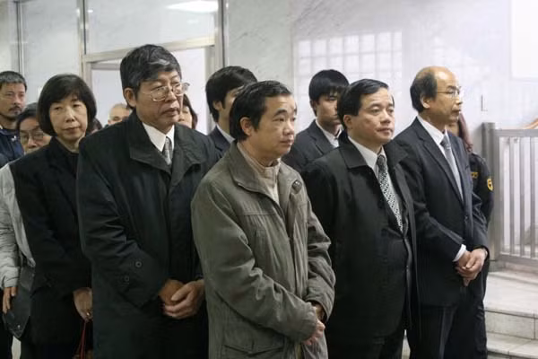 Nhiều người dân chờ đợi tại bàn ghi sổ tang. fgbf