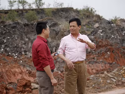 Đào Hồng Tuyển ( áo hồng)