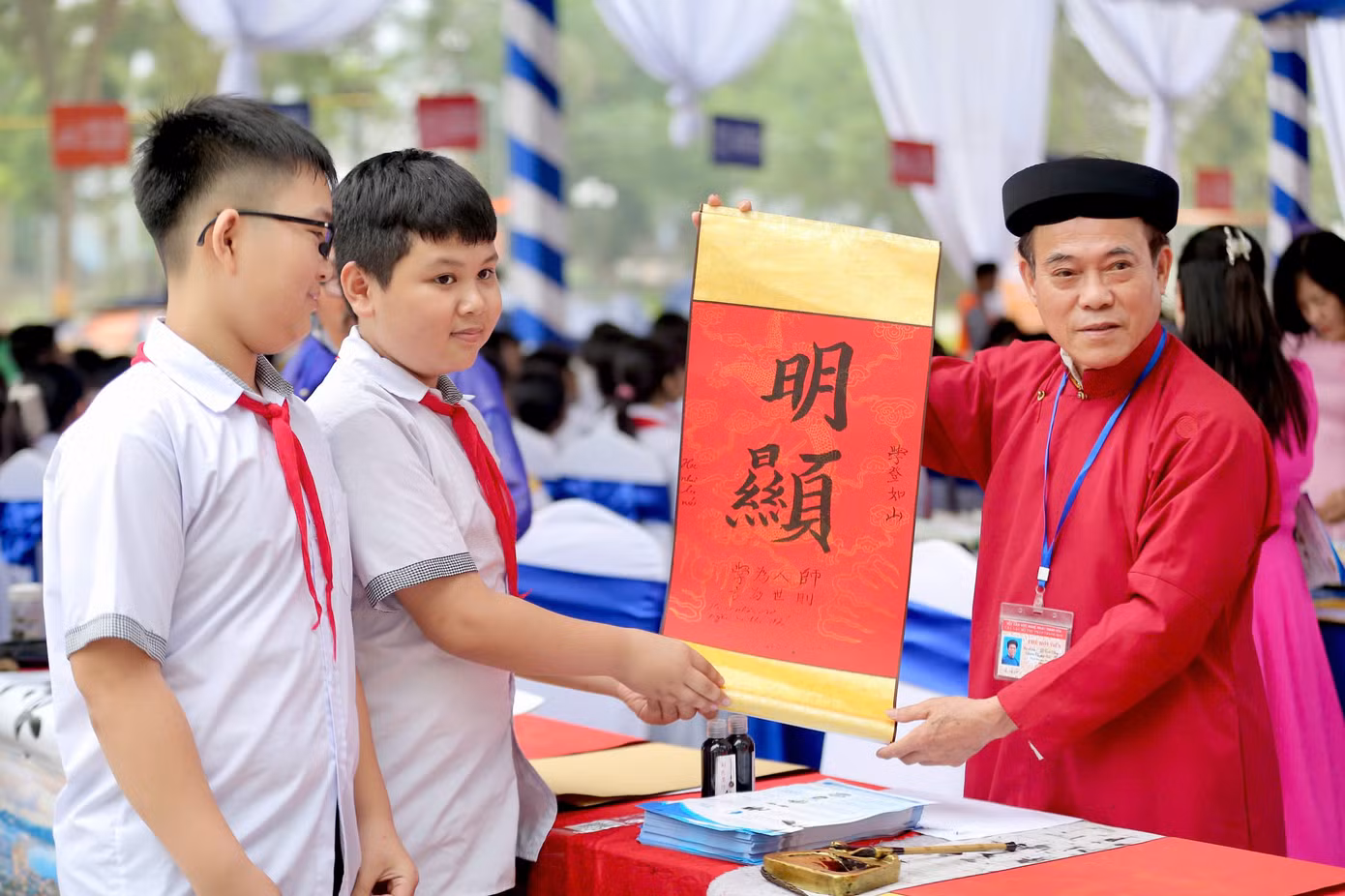 Hoạt động cho chữ thư pháp.