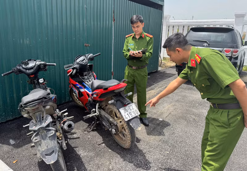 Cơ quan chức năng kiểm tra tang vật vụ án