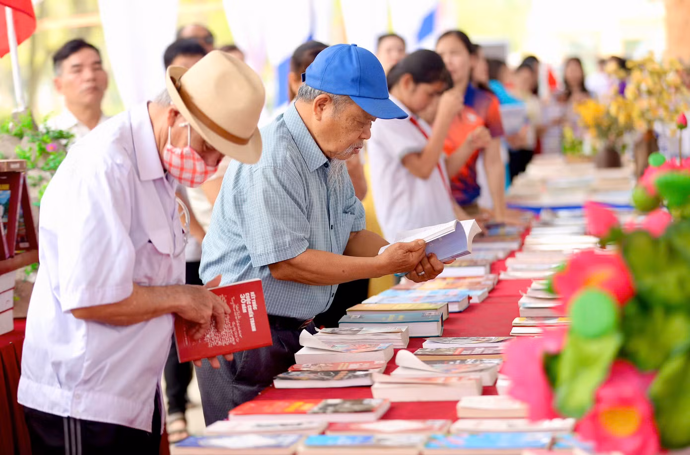 Đông đảo người dân đến tham dự, xem sách tại ngày lễ.